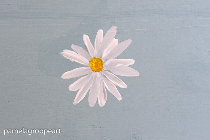 Simple daisy painted in acrylics, How to Paint a Simple Daisy