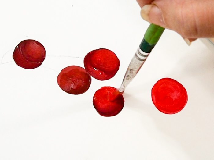 adding highlight to cherry with brush, pamela groppe art how to paint cherries